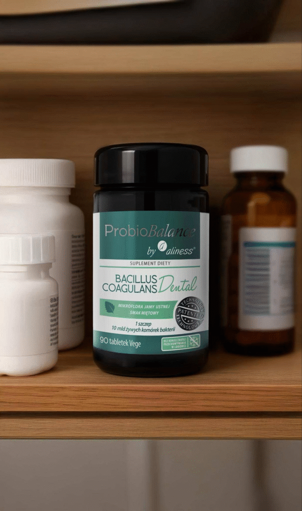 Nie trzeba trzymać w&nbsp;lodówce - <h4>Aktywność wodna nośnika ma w&nbsp;przypadku probiotyków kolosalne znaczenie. To nośnik ma najbliższy kontakt z&nbsp;bakteriami przez cały czas. Jeżeli aktywność wodna jest powyżej aw>0,2 to enzymy zawarte w&nbsp;bakteriach zaczynają się aktywować doprowadzając do ich umierania.</h4>
<p>Jeżeli nie stosujemy nośnika o&nbsp;odpowiedniej aktywności wodnej to różne zabezpieczenia stosowane przez firmy jak kapsułki celulozowe, DerrCaps czy nawet blistry alu-alu na niewiele się zdadzą. Produkty ProbioBALANCE jako pierwsze na świecie zawierają innowacyjny PREBIOTYK – złożony polisacharyd (dietetyczny błonnik rozpuszczalny) Fibregum™ Bio Law (posiada certyfikat organic/BIO) o&nbsp;aktywności wodnej poniżej aw<0,2 czyli bezpiecznej dla bakterii. Enzymy w&nbsp;bakteriach przy tak niskiej aktywności wodnej nie wpływają na metabolizm bakterii. Dodatkowo Fibregum™ jest doskonałym prebiotykiem o&nbsp;dużo lepszym działaniu niż inulina. W&nbsp;przeciwieństwie do inuliny Fibregum™ jest dużym polisacharydem jest on fermentowany przez bakterie wolniej (ma wydłużony czas fermentacji) bez gazów, wzdęć jak to ma miejsce przy inulinie.</p>