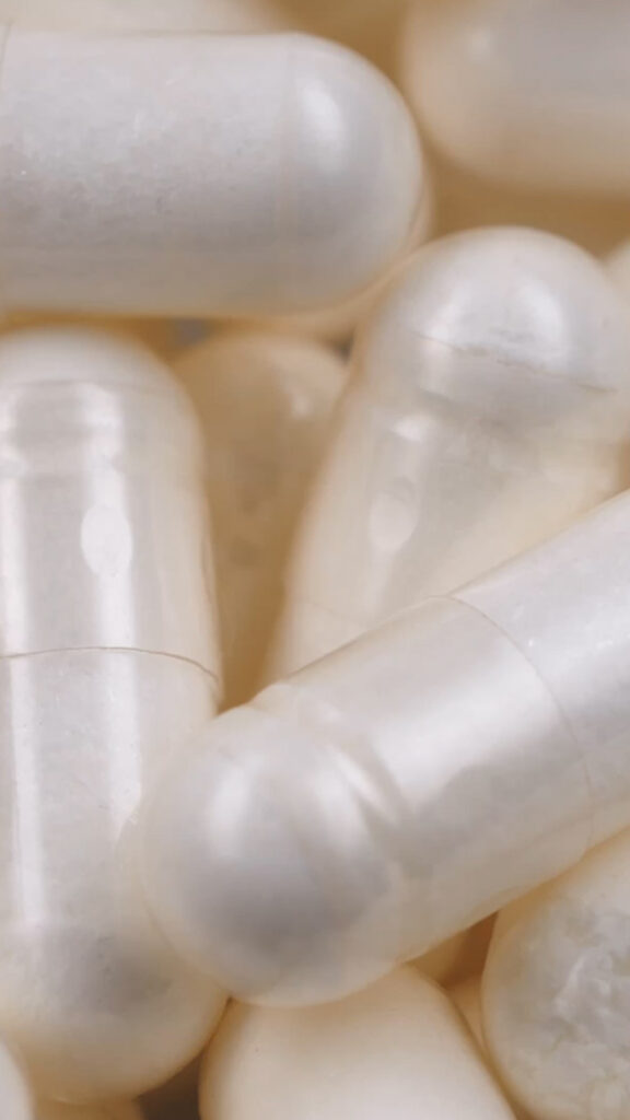 Niska aktywność wodna (AW) - <h3>Aktywność wodna nośnika ma w&nbsp;przypadku probiotyków kolosalne znaczenie. To nośnik ma najbliższy kontakt z&nbsp;bakteriami przez cały czas. Jeżeli aktywność wodna jest powyżej aw>0,2 to enzymy zawarte w&nbsp;bakteriach zaczynają się aktywować doprowadzając do ich umierania.</h3>
<p>Jeżeli nie stosujemy nośnika o&nbsp;odpowiedniej aktywności wodnej to różne zabezpieczenia stosowane przez firmy jak kapsułki celulozowe, DerrCaps czy nawet blistry alu-alu na niewiele się zdadzą. Produkty ProbioBALANCE jako pierwsze na świecie zawierają innowacyjny PREBIOTYK – złożony polisacharyd (dietetyczny błonnik rozpuszczalny) Fibregum™ Bio Law (posiada certyfikat organic/BIO) o&nbsp;aktywności wodnej poniżej aw<0,2 czyli bezpiecznej dla bakterii. Enzymy w&nbsp;bakteriach przy tak niskiej aktywności wodnej nie wpływają na metabolizm bakterii. Dodatkowo Fibregum™ jest doskonałym prebiotykiem o&nbsp;dużo lepszym działaniu niż inulina. W&nbsp;przeciwieństwie do inuliny Fibregum™ jest dużym polisacharydem jest on fermentowany przez bakterie wolniej (ma wydłużony czas fermentacji) bez gazów, wzdęć jak to ma miejsce przy inulinie.</p>